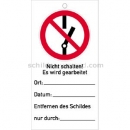 Verbotszeichen mit Text und Piktogramm: Anhängeschilder: Nicht schalten! Es wird gearbeitet