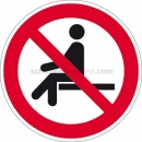Verbotsschilder: Sitzen verboten nach ISO 7010 (P 018)