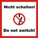 Verbotszeichen mit Text und Piktogramm: Kombischild Nicht schalten! / Do not switch!